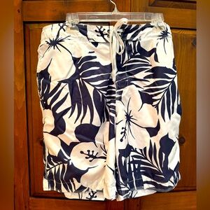 Gap Size Large blue/white floral board shorts. Knee length, lined, back pocket.